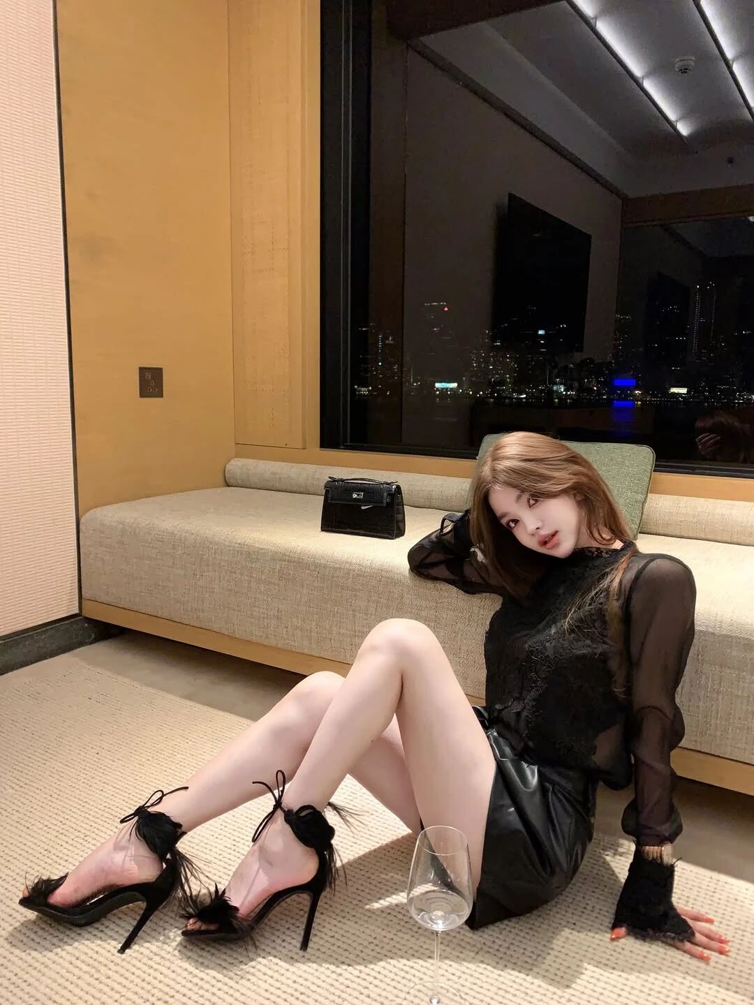 极品美腿又长又白再加上这黑丝,简直是绝了!!! 第1张 极品美腿又长又白再加上这黑丝,简直是绝了!!!