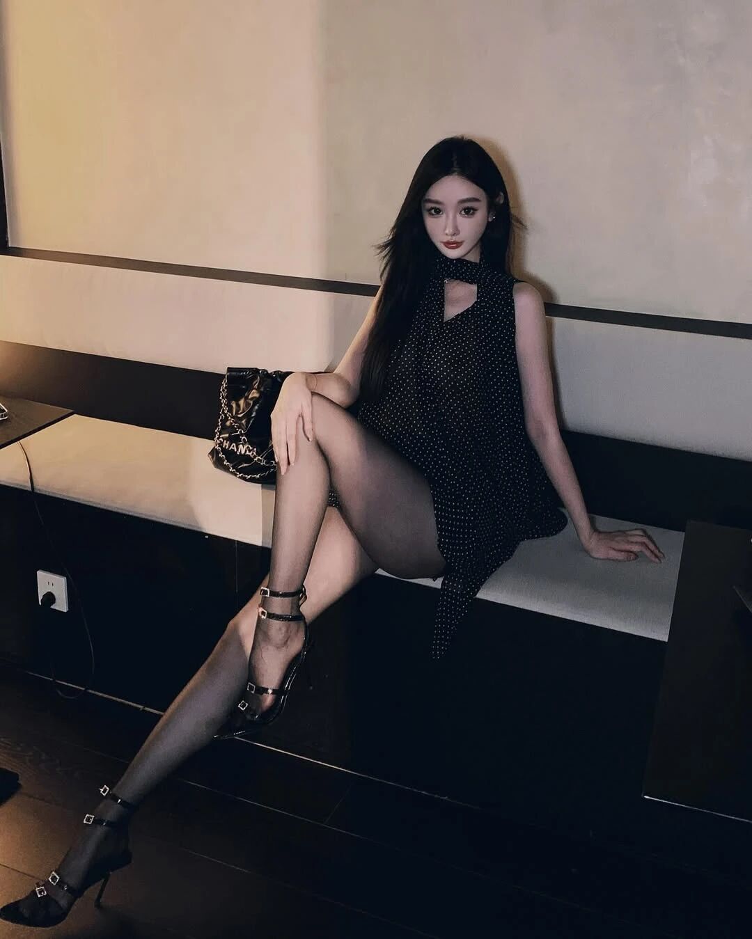 高颜值美女加上这黑丝美腿,简直是绝了!!! 第19张 高颜值美女加上这黑丝美腿,简直是绝了!!!