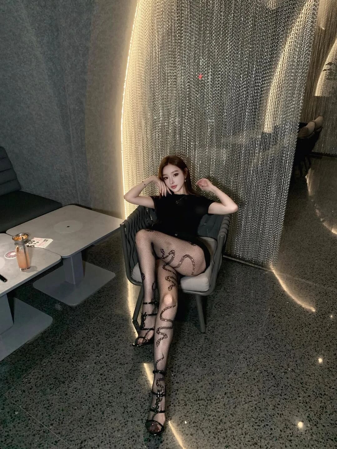 高颜值美女加上这黑丝美腿,简直是绝了!!! 第27张 高颜值美女加上这黑丝美腿,简直是绝了!!!